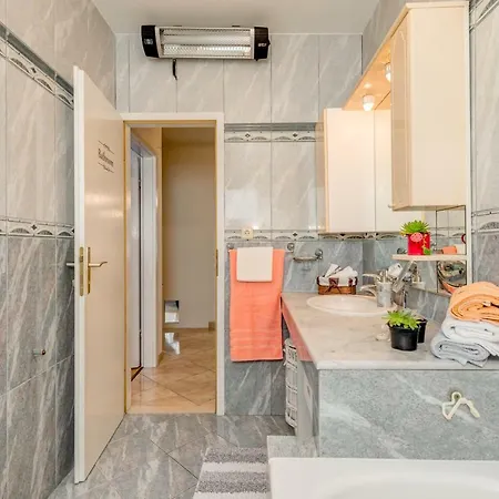 3 Sisters Apartment Split